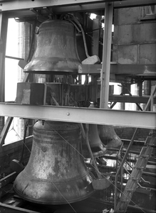 816790 Afbeelding van de klokken van het carillon van de Domtoren (Domplein) te Utrecht.